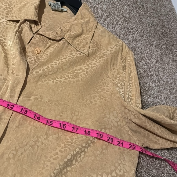 The Avenue 100% silk light gold animal pattern extra-long button-down (14/16) - Picture 7 of 10
